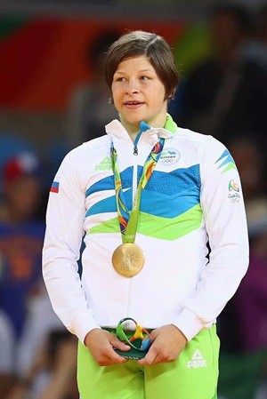 斯洛文尼亚女子柔道运动员特尔斯滕亚克为匹克在里约奥运会取得首金_副本
