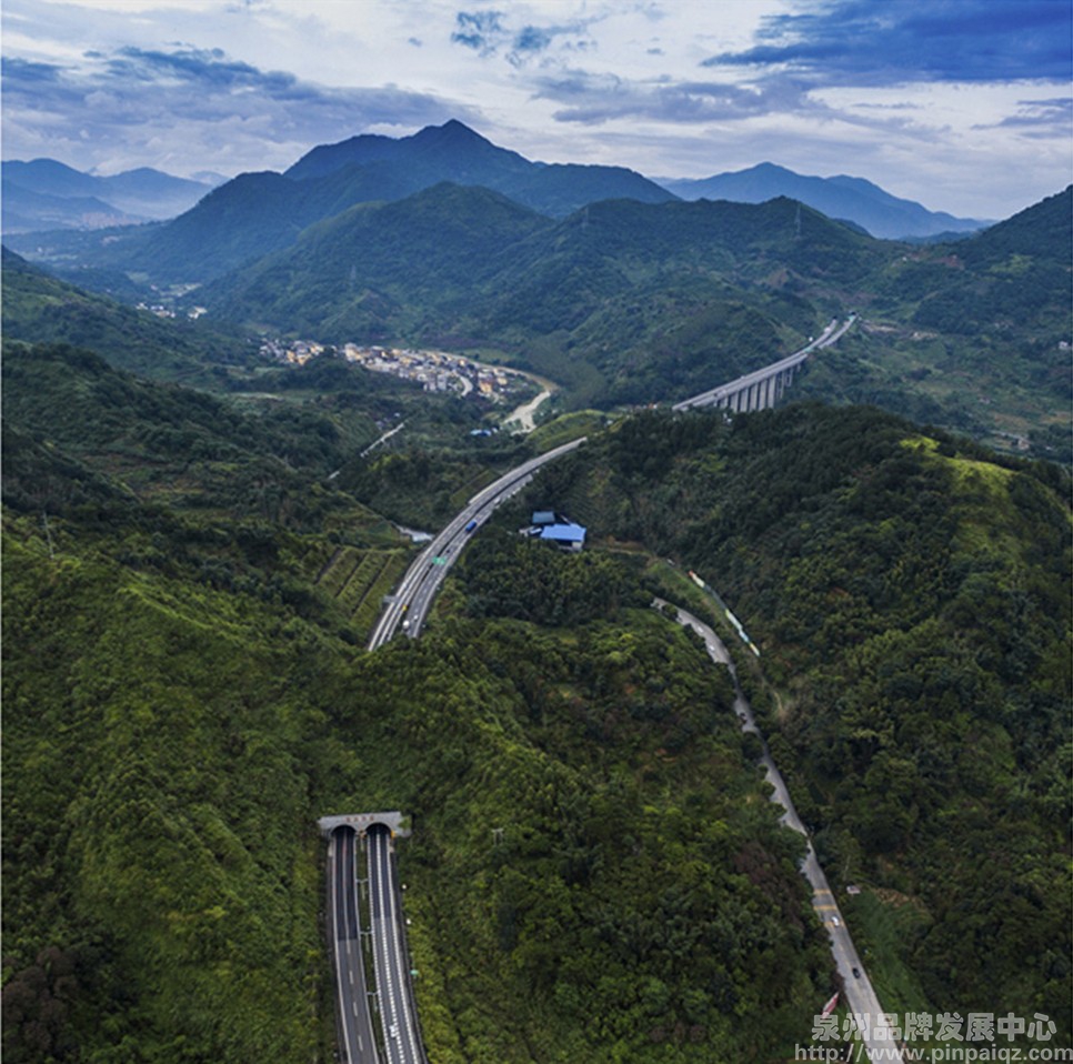 福建省第一公路工程公司参与承建的泉三高速公路荣获中国土木工程詹天佑大奖